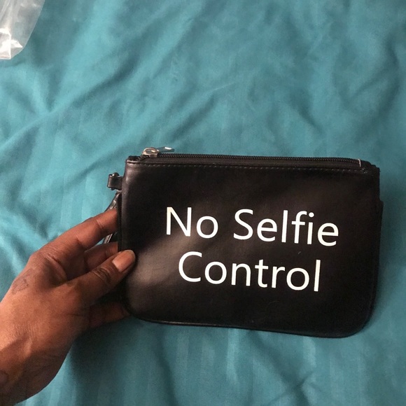 Wrist purse - Picture 1 of 3